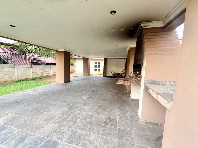 5 Bedroom Property for Sale in Flora Gardens Gauteng
