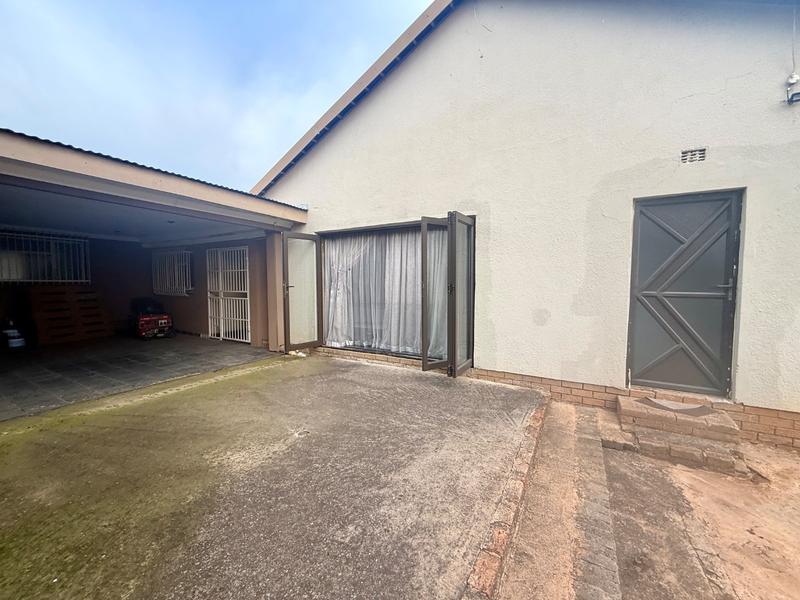 5 Bedroom Property for Sale in Flora Gardens Gauteng
