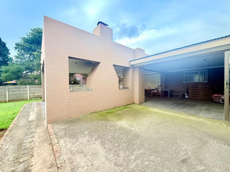 5 Bedroom Property for Sale in Flora Gardens Gauteng