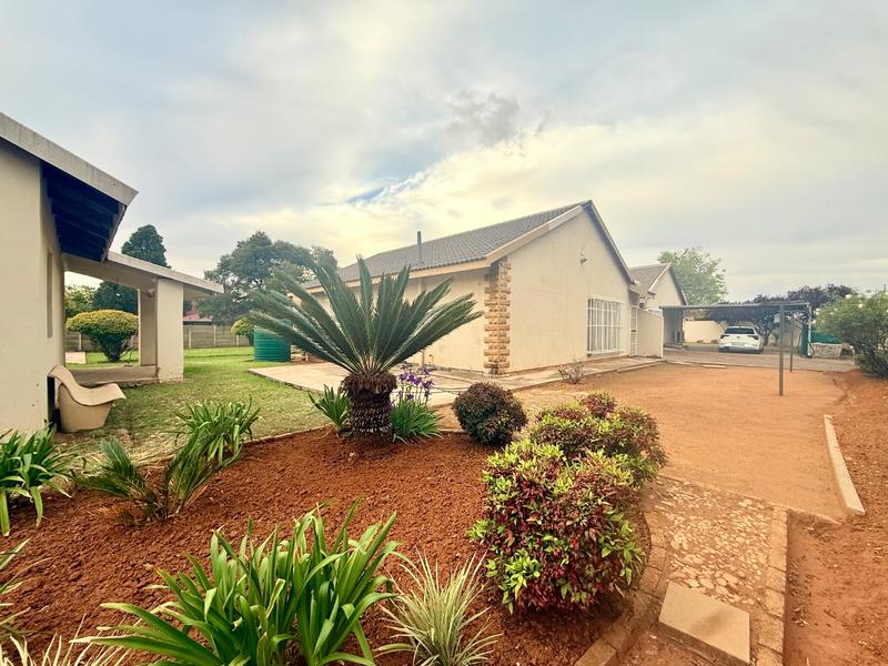 5 Bedroom Property for Sale in Flora Gardens Gauteng