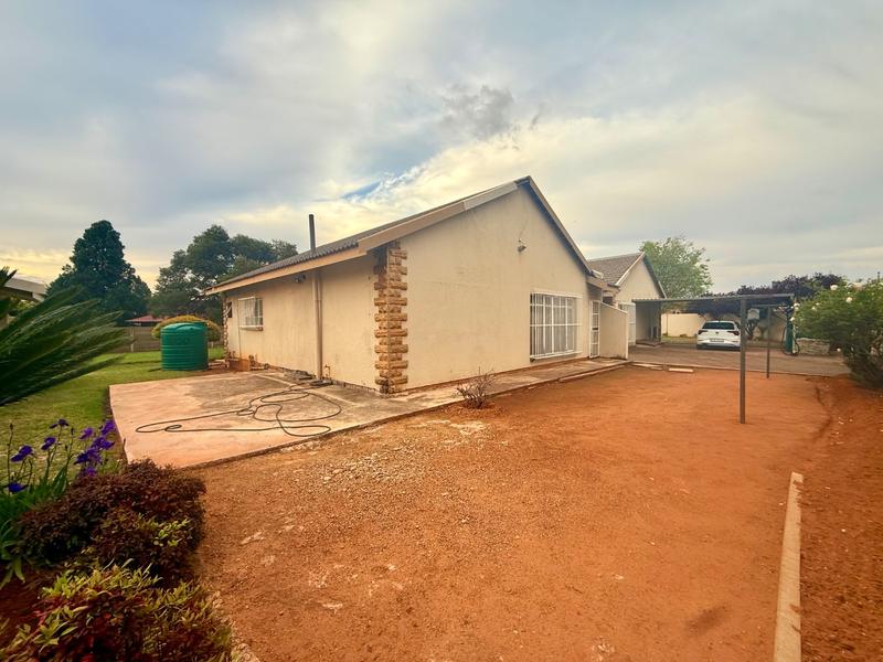5 Bedroom Property for Sale in Flora Gardens Gauteng