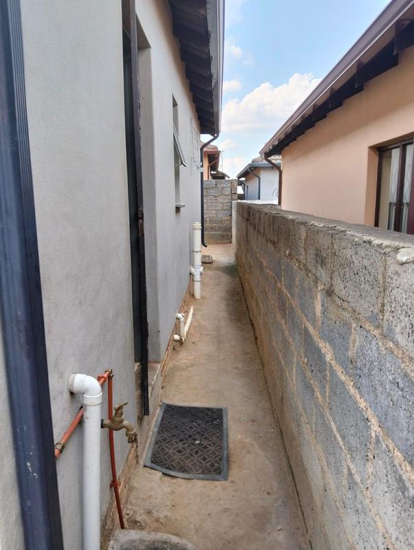 2 Bedroom Property for Sale in Clayville Gauteng