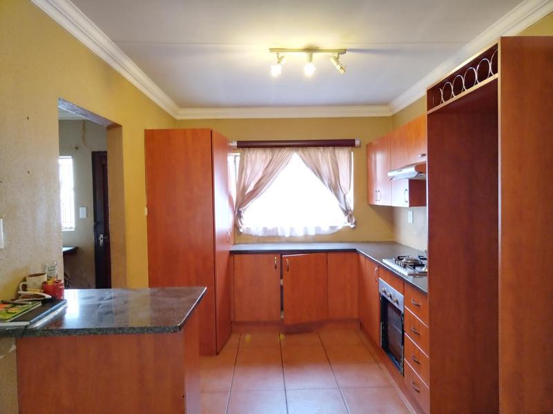 To Let 3 Bedroom Property for Rent in Clayville Gauteng