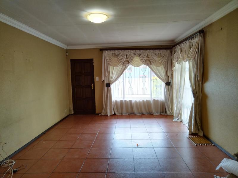 To Let 3 Bedroom Property for Rent in Clayville Gauteng