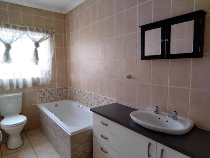 To Let 3 Bedroom Property for Rent in Clayville Gauteng