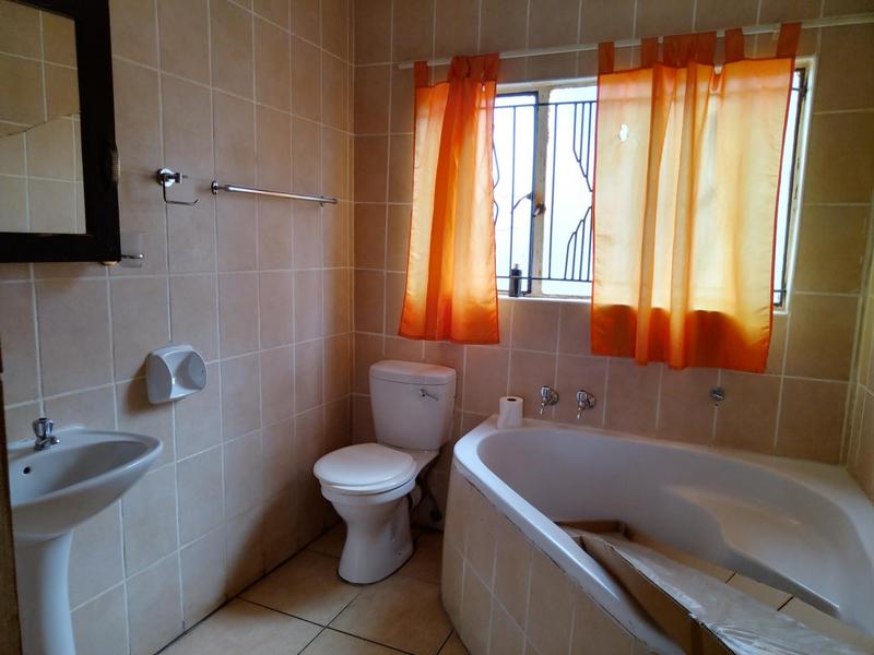 To Let 3 Bedroom Property for Rent in Clayville Gauteng