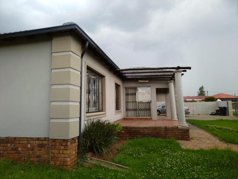 To Let 3 Bedroom Property for Rent in Clayville Gauteng