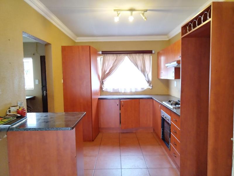 To Let 3 Bedroom Property for Rent in Clayville Gauteng