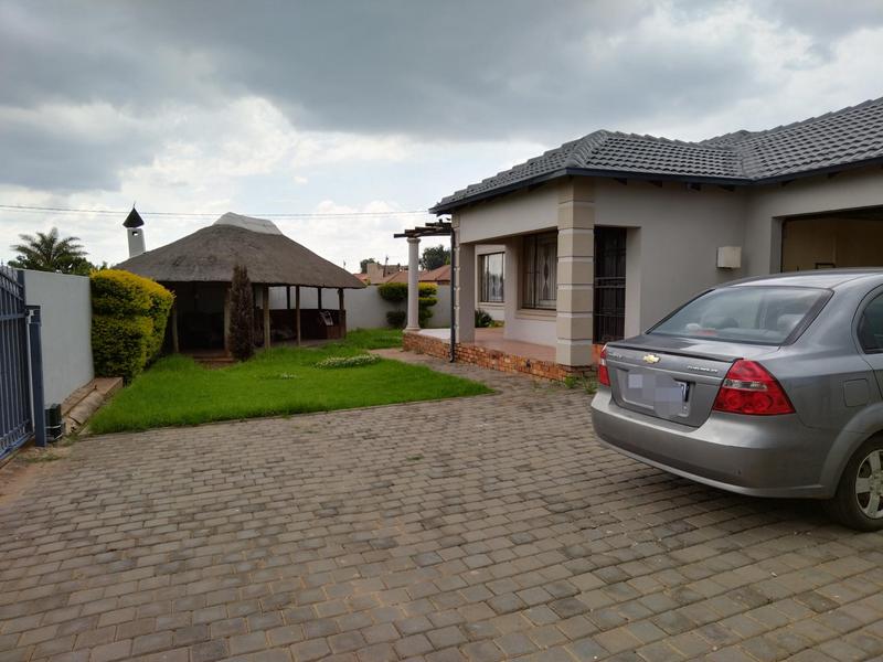 To Let 3 Bedroom Property for Rent in Clayville Gauteng