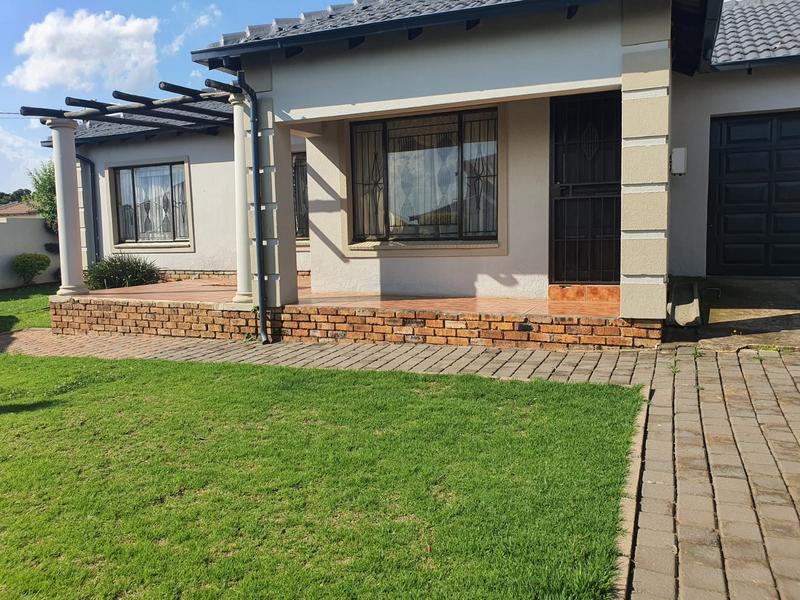 To Let 3 Bedroom Property for Rent in Clayville Gauteng