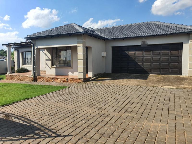 To Let 3 Bedroom Property for Rent in Clayville Gauteng
