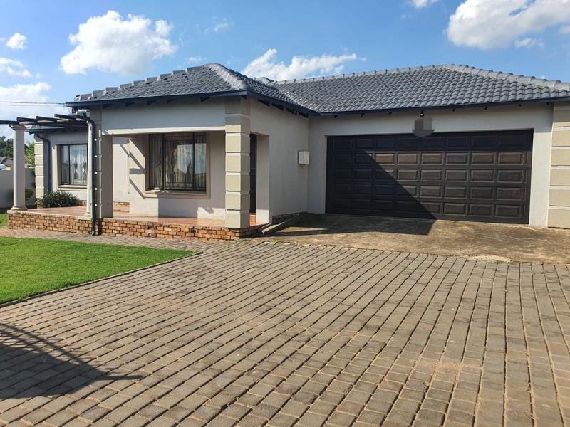 To Let 3 Bedroom Property for Rent in Clayville Gauteng