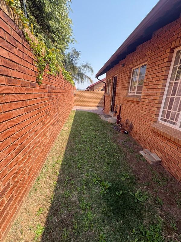 2 Bedroom Property for Sale in Rooihuiskraal Gauteng