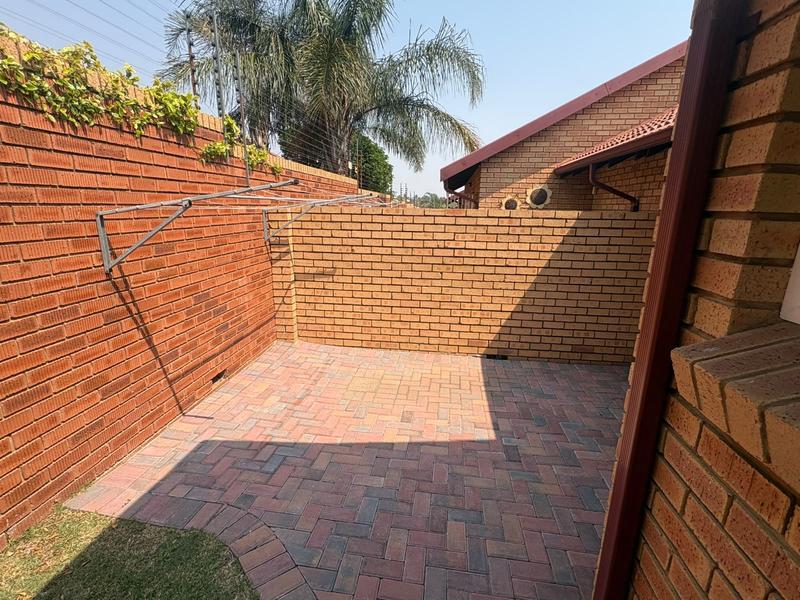 2 Bedroom Property for Sale in Rooihuiskraal Gauteng