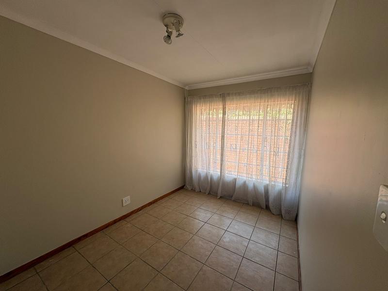 2 Bedroom Property for Sale in Rooihuiskraal Gauteng