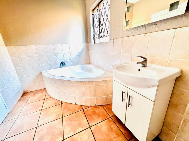 To Let 2 Bedroom Property for Rent in Fourways Gauteng