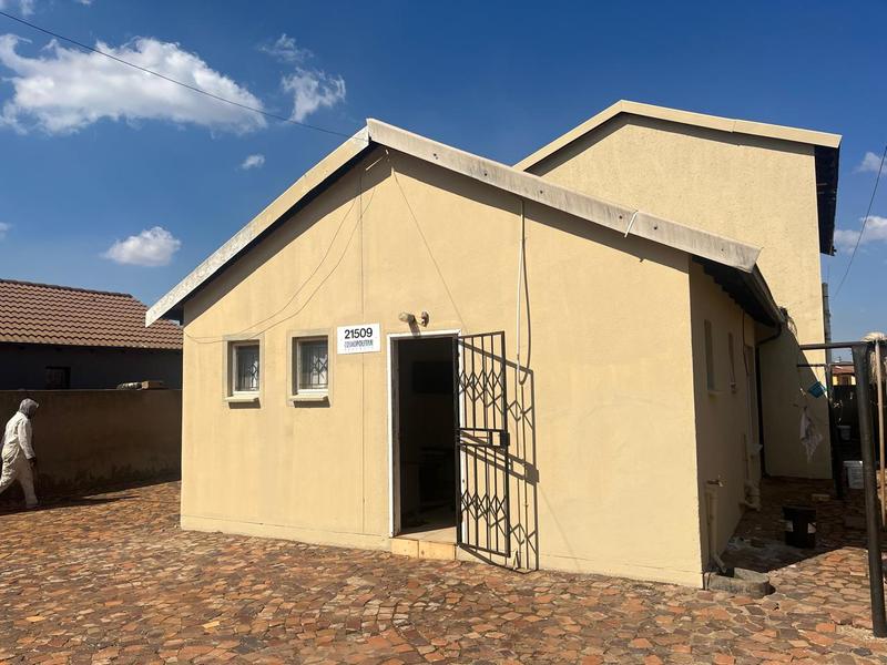 6 Bedroom Property for Sale in Protea Glen Gauteng