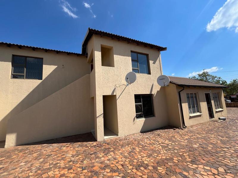6 Bedroom Property for Sale in Protea Glen Gauteng