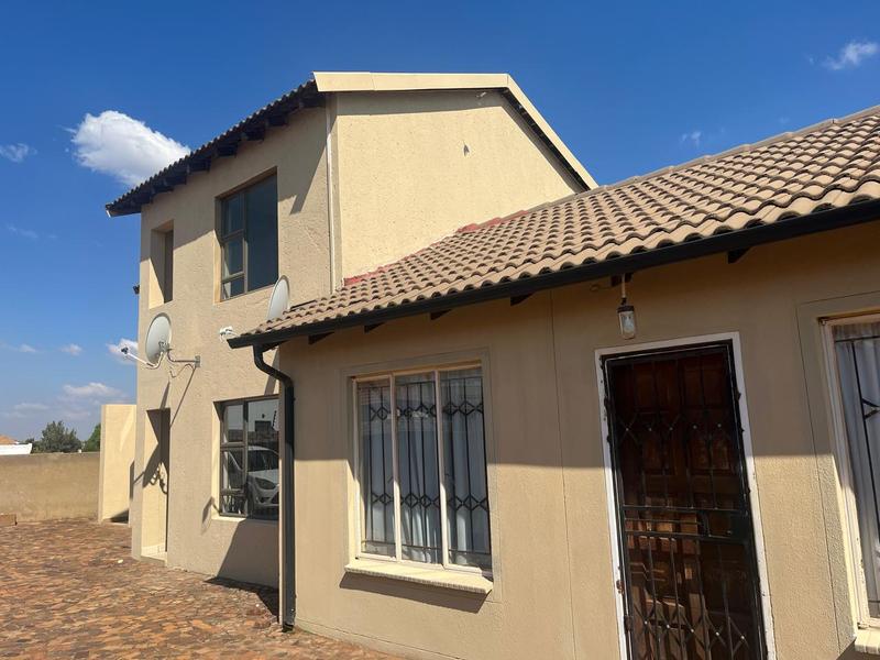 6 Bedroom Property for Sale in Protea Glen Gauteng