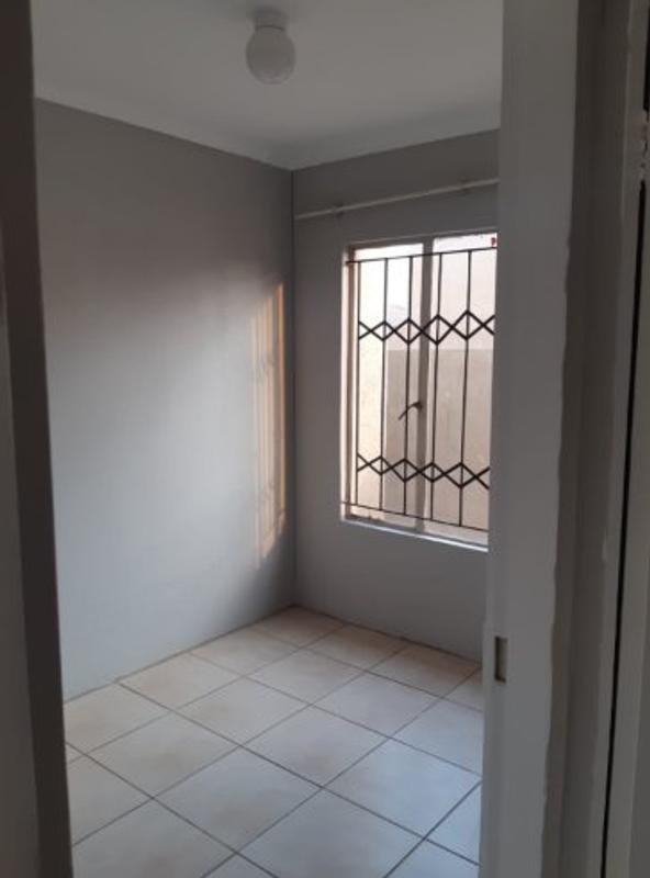 6 Bedroom Property for Sale in Protea Glen Gauteng