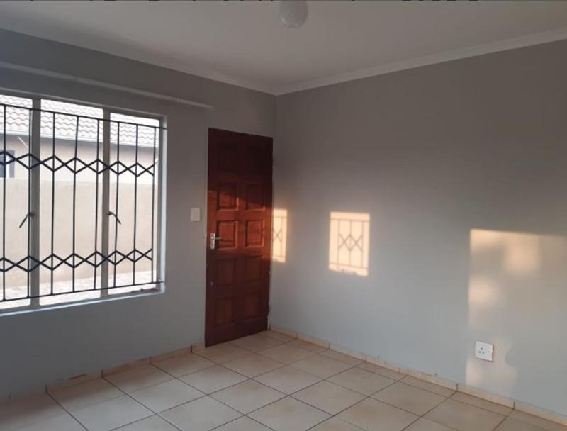 6 Bedroom Property for Sale in Protea Glen Gauteng