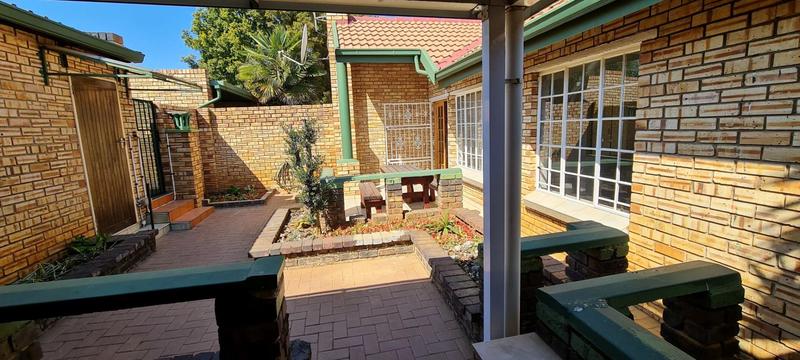 To Let 3 Bedroom Property for Rent in Glen Marais Gauteng
