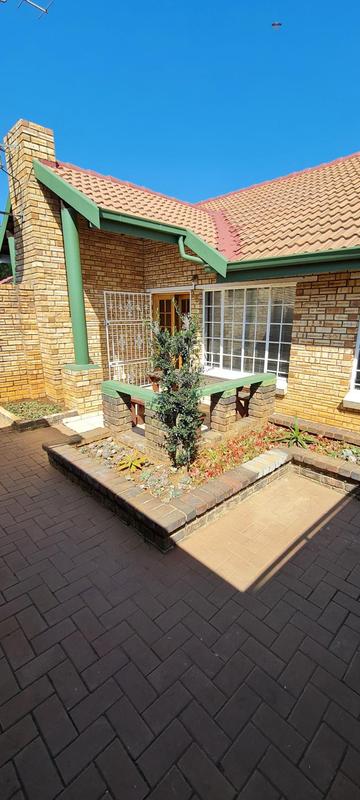 To Let 3 Bedroom Property for Rent in Glen Marais Gauteng