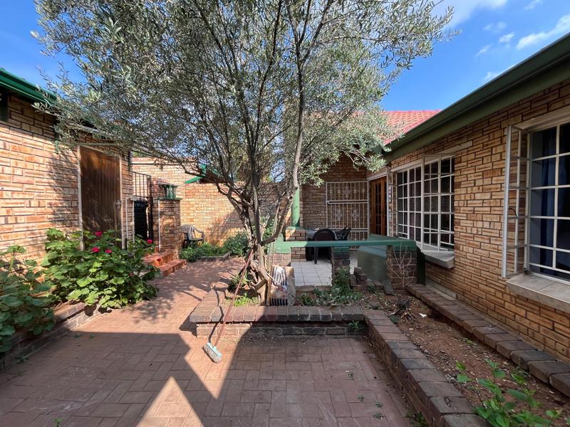 To Let 3 Bedroom Property for Rent in Glen Marais Gauteng