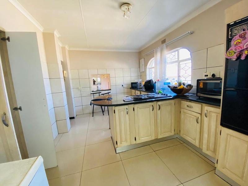 5 Bedroom Property for Sale in Bassonia Gauteng