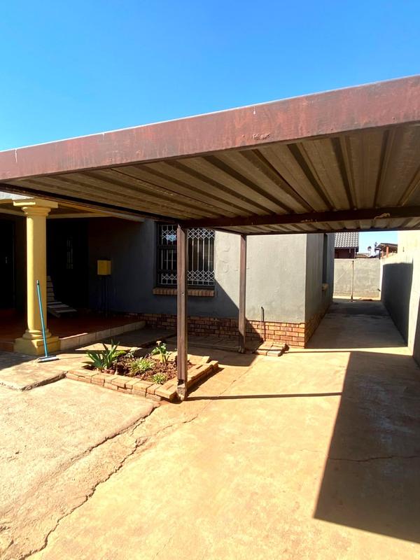 4 Bedroom Property for Sale in Protea North Gauteng