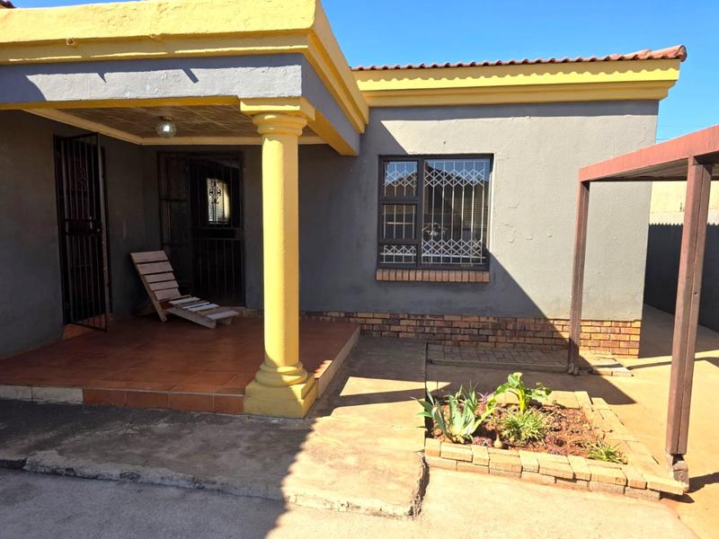 4 Bedroom Property for Sale in Protea North Gauteng
