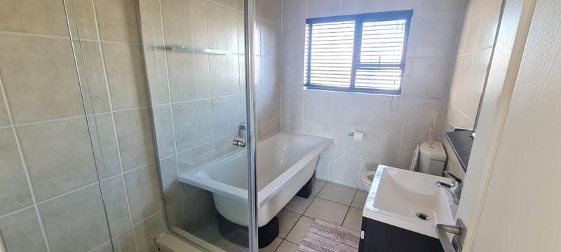 To Let 2 Bedroom Property for Rent in Greenstone Hill Gauteng