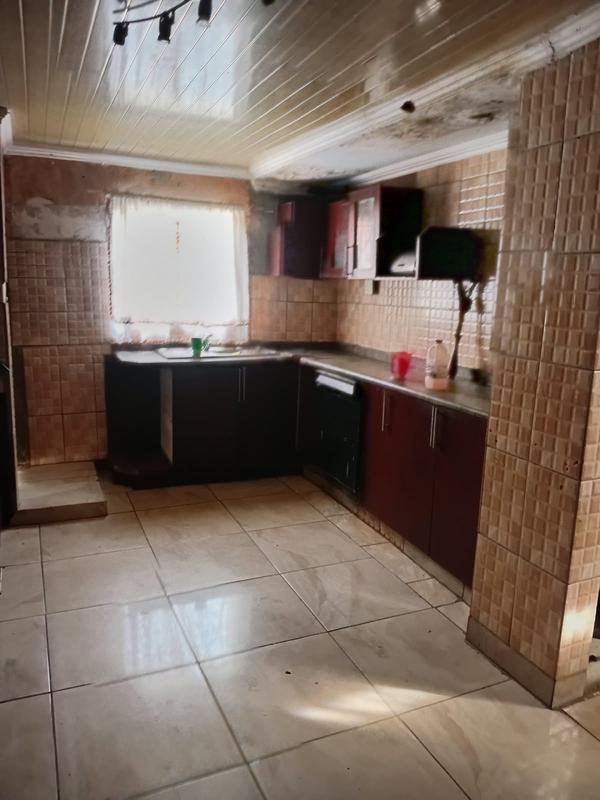 5 Bedroom Property for Sale in Drieziek Gauteng