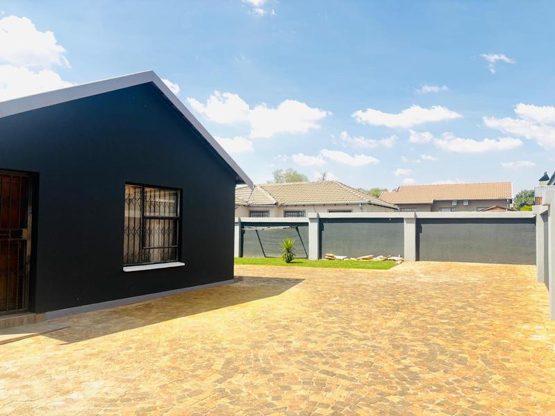 To Let 3 Bedroom Property for Rent in Fleurhof Gauteng