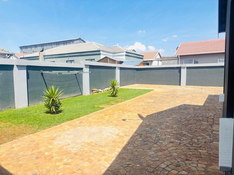 To Let 3 Bedroom Property for Rent in Fleurhof Gauteng