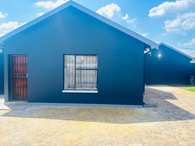 To Let 3 Bedroom Property for Rent in Fleurhof Gauteng