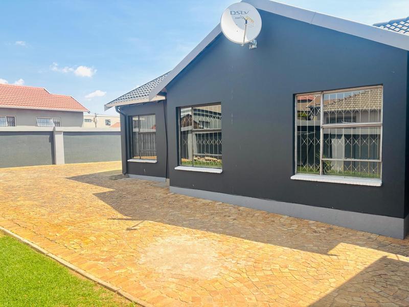 To Let 3 Bedroom Property for Rent in Fleurhof Gauteng