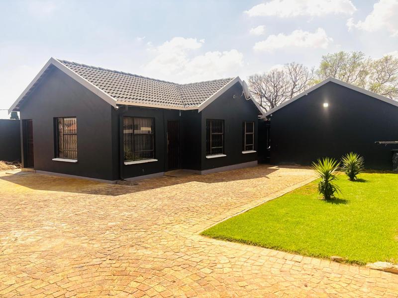 To Let 3 Bedroom Property for Rent in Fleurhof Gauteng