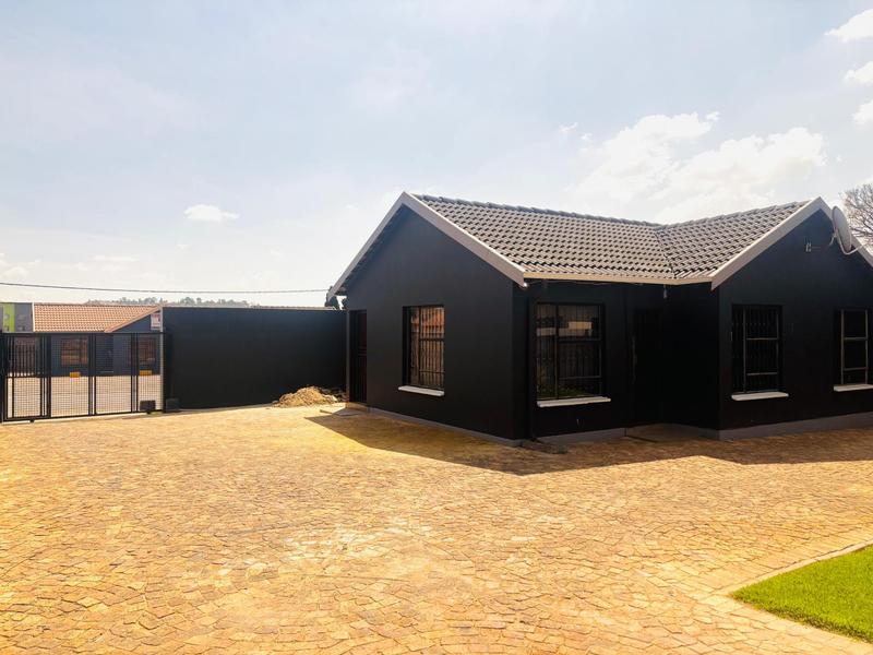 To Let 3 Bedroom Property for Rent in Fleurhof Gauteng