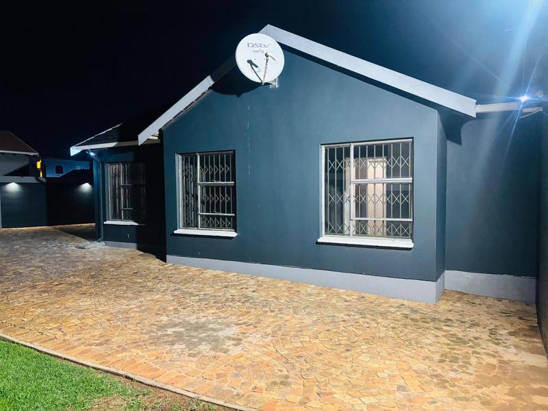 To Let 3 Bedroom Property for Rent in Fleurhof Gauteng