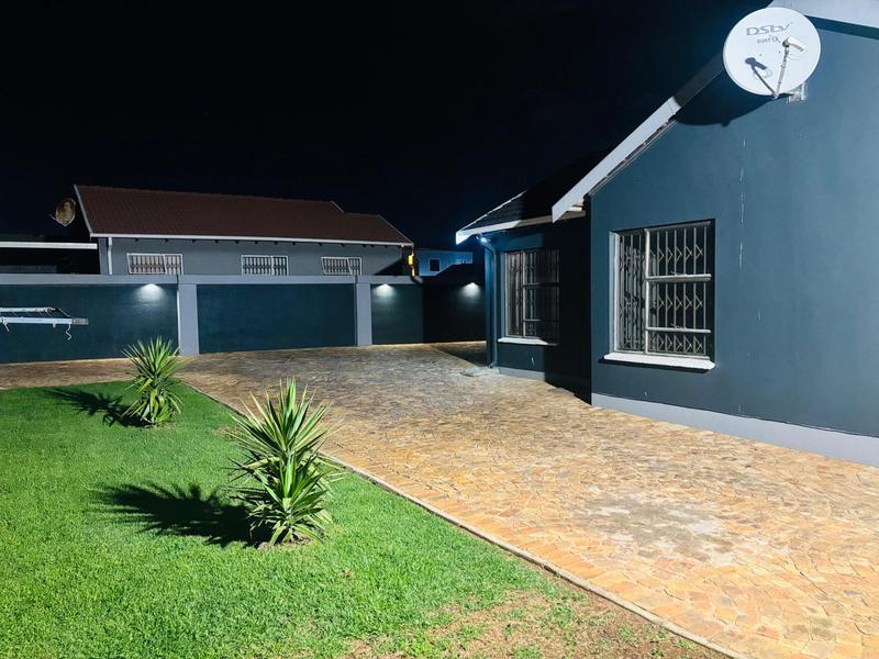 To Let 3 Bedroom Property for Rent in Fleurhof Gauteng