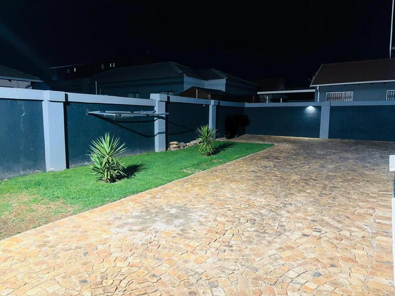 To Let 3 Bedroom Property for Rent in Fleurhof Gauteng