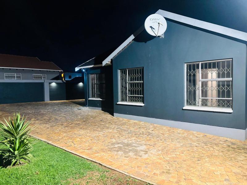 To Let 3 Bedroom Property for Rent in Fleurhof Gauteng