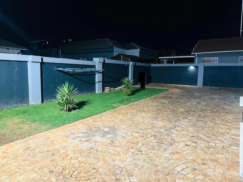 To Let 3 Bedroom Property for Rent in Fleurhof Gauteng