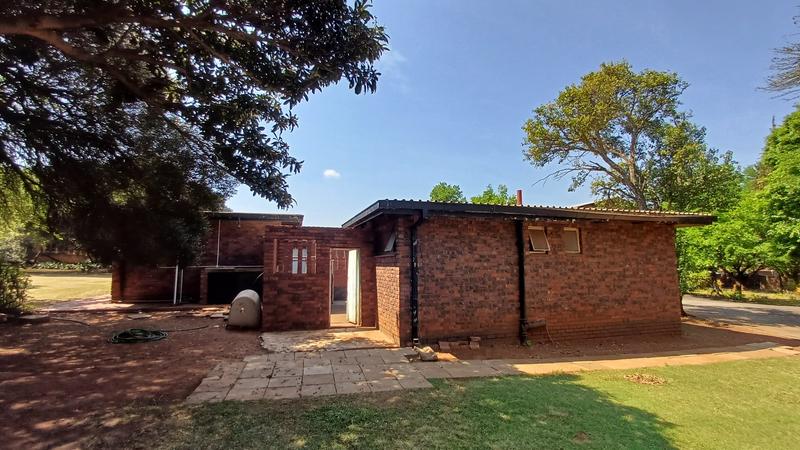 Commercial Property for Sale in Die Hoewes Gauteng