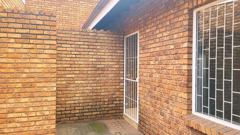 2 Bedroom Property for Sale in Flora Gardens Gauteng