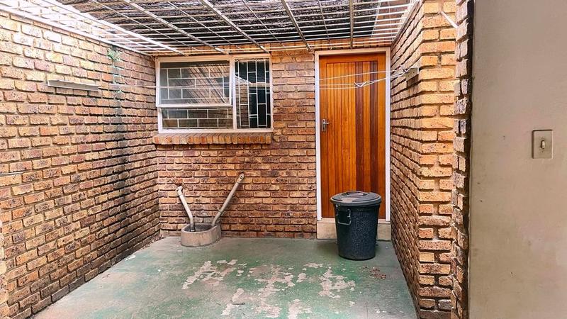 2 Bedroom Property for Sale in Flora Gardens Gauteng