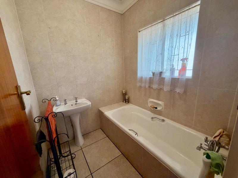 3 Bedroom Property for Sale in Unitas Park Gauteng