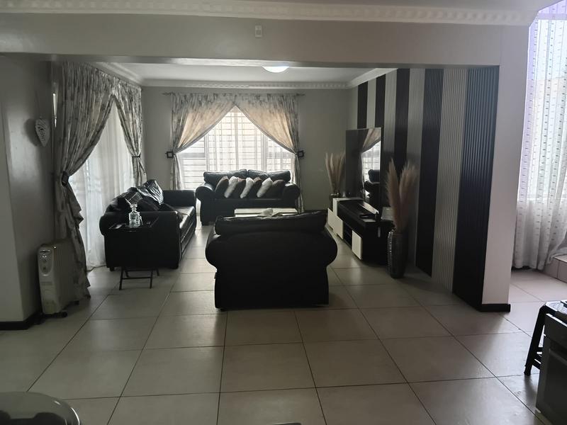5 Bedroom Property for Sale in Witpoortjie Gauteng
