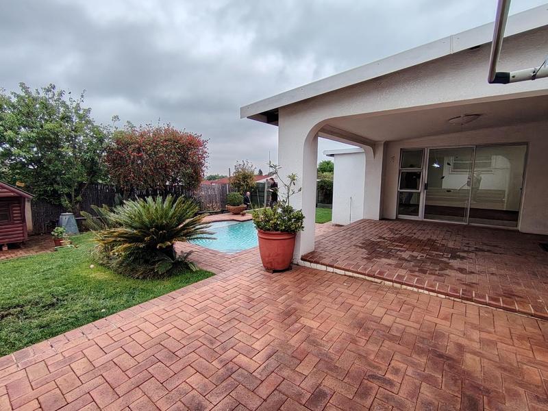 3 Bedroom Property for Sale in Dawnview Gauteng